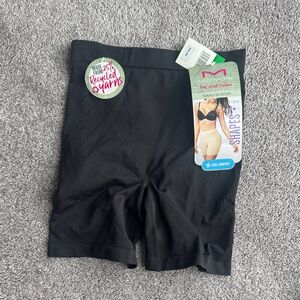 Maidenform seamless short
